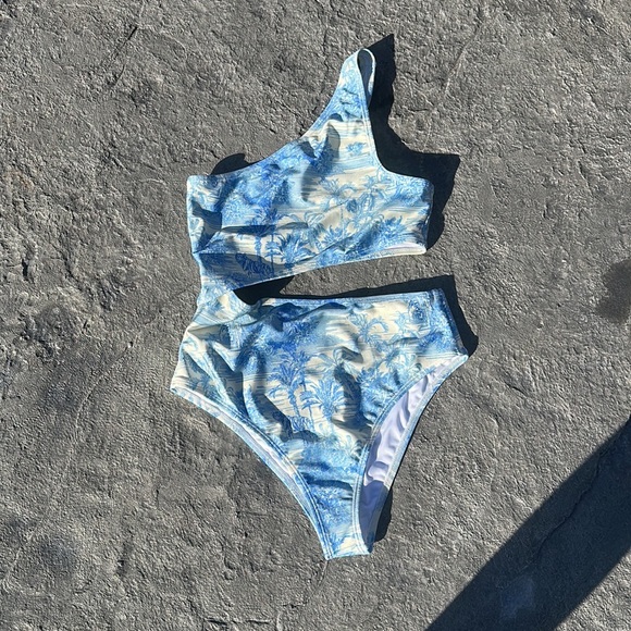 N O L I        Cute one piece swimsuit with palm trees (no price tag) - Picture 5 of 6